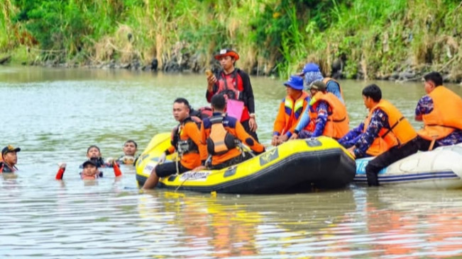 Tim SAR lakukan pencarian dua remaja di Tegal yang tenggelam usai terjun dari jembatan demi sebuah konten. [Instagram]